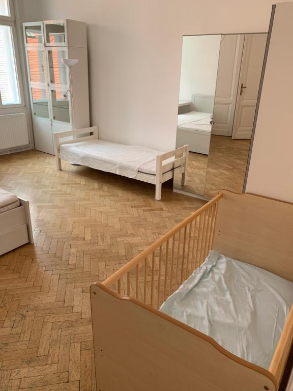 a small room with a bed and a mirror at AIR-CONDITIONED LARGE APARTMENT in Vienna