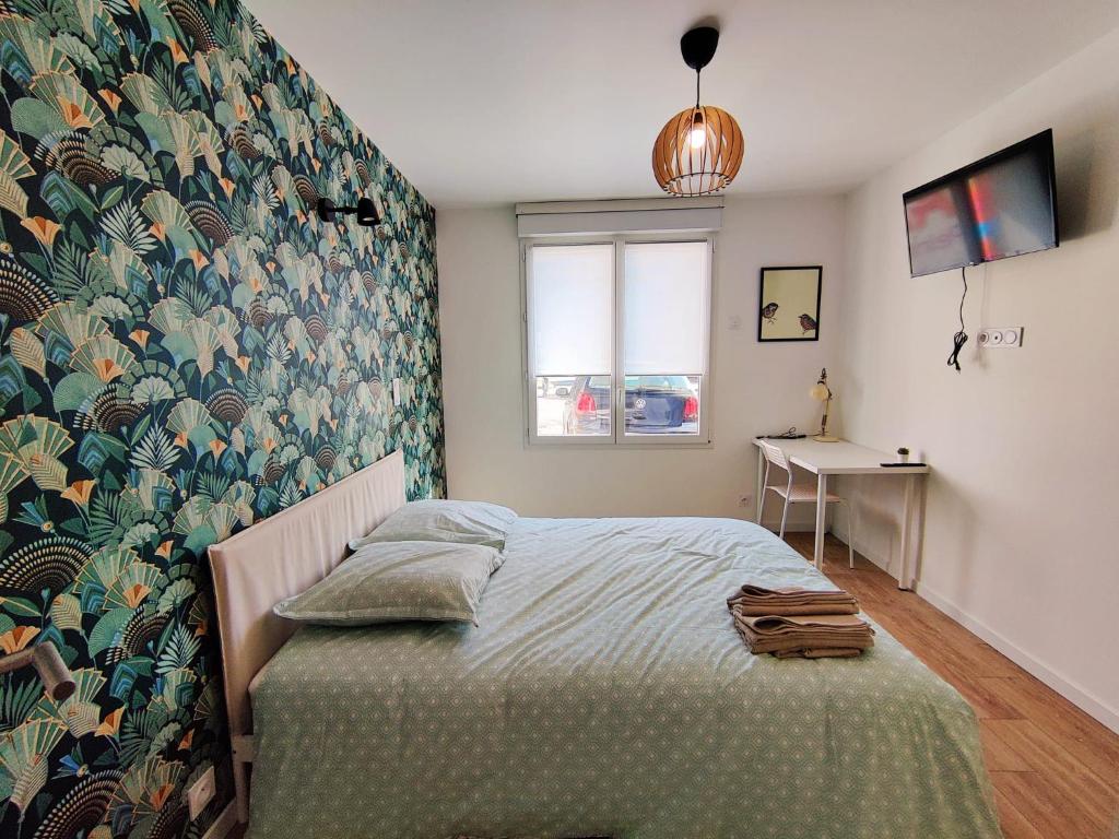 um quarto com uma cama com papel de parede floral em Chambre Aven avec salle de bains privative dans une résidence avec salon et cuisine partagés em Brest
