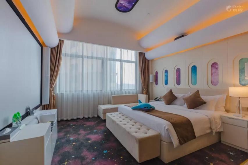 Postel nebo postele na pokoji v ubytování Taishan He Style Hotel