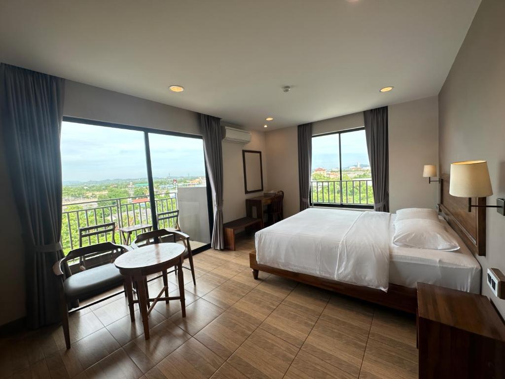 Postel nebo postele na pokoji v ubytování Mangrove Prestige Hotel