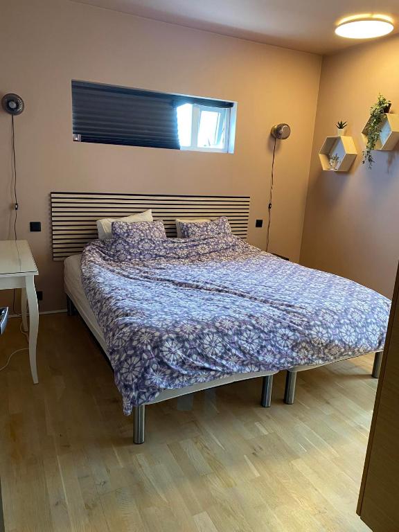 Postel nebo postele na pokoji v ubytování Spacious 3BR Condo near Blue lagoon 15M Airport 9M