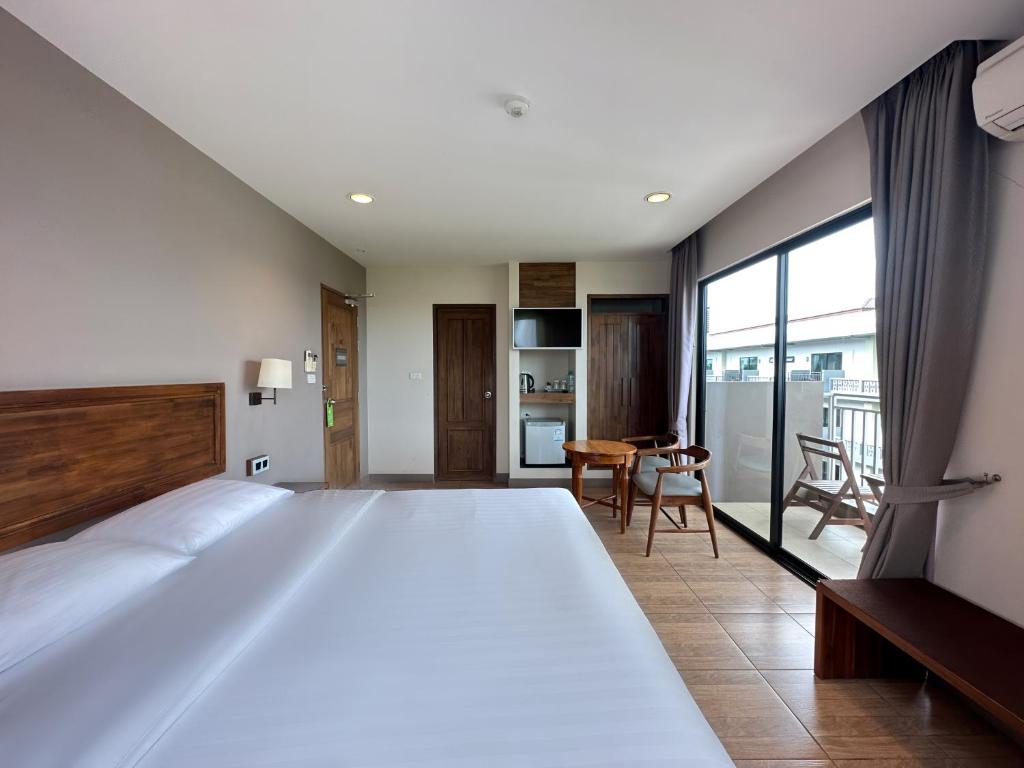 Postel nebo postele na pokoji v ubytování Mangrove Prestige Hotel