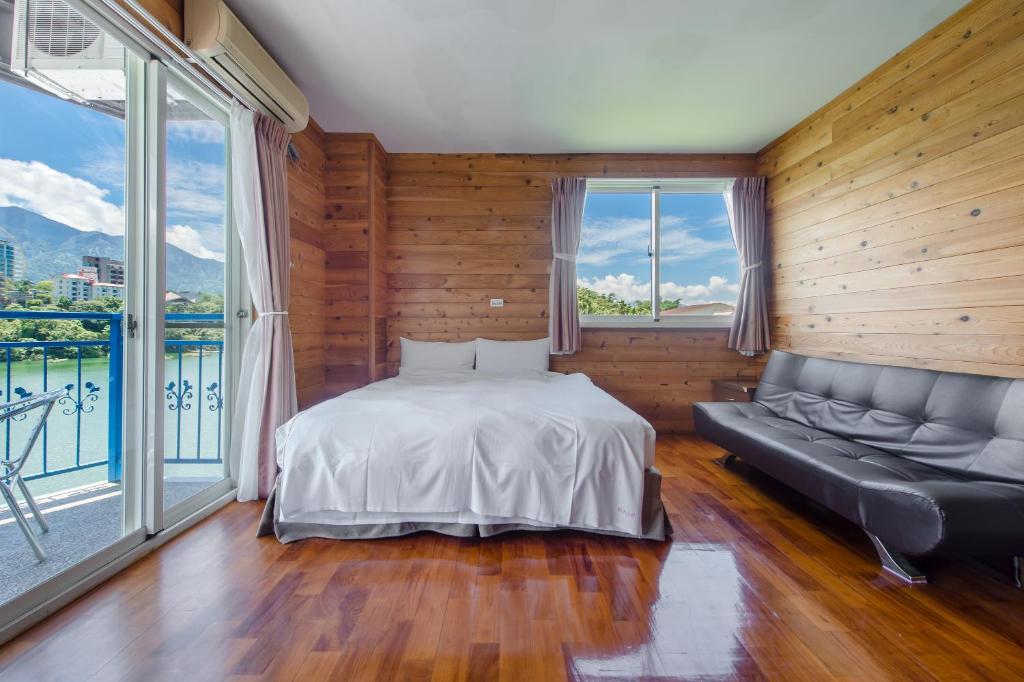 Postel nebo postele na pokoji v ubytování Bishui Shanju Lakeside B&B