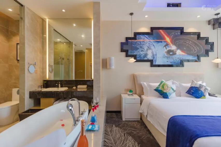 Postel nebo postele na pokoji v ubytování Taishan He Style Hotel