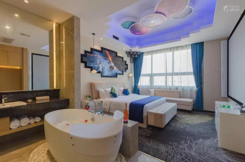 Postel nebo postele na pokoji v ubytování Taishan He Style Hotel