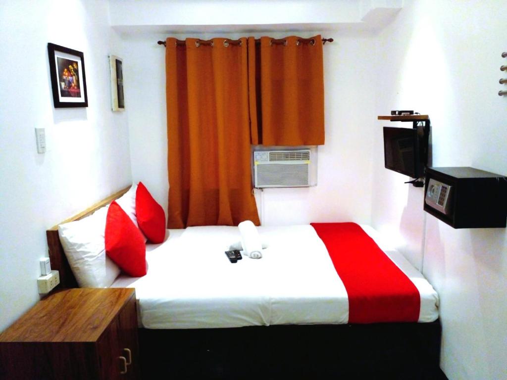 Postel nebo postele na pokoji v ubytování Makati Poblacion Hotel