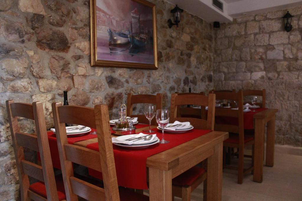 Reštaurácia alebo iné gastronomické zariadenie v ubytovaní Villa Kula