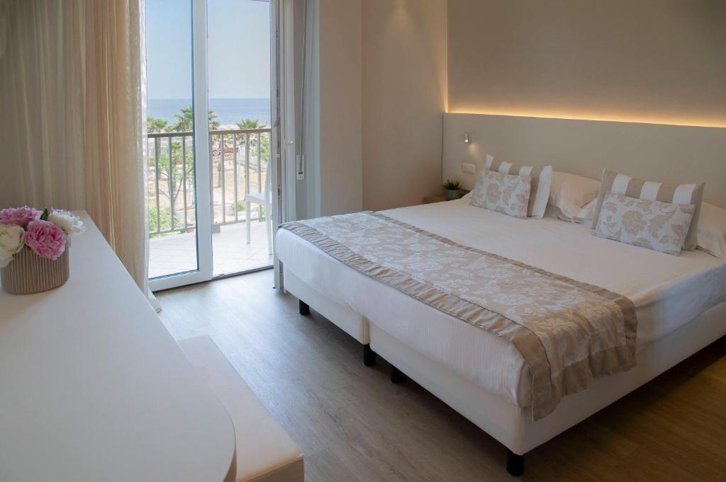 Łóżko lub łóżka w pokoju w obiekcie Hotel Mon Cheri