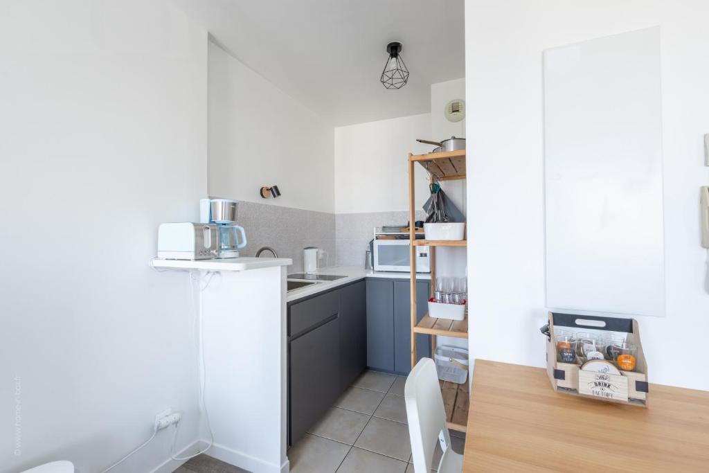 A kitchen or kitchenette at Studio cosy, 4Pers, wifi, proche Disney, Parking - Fairytale Factory