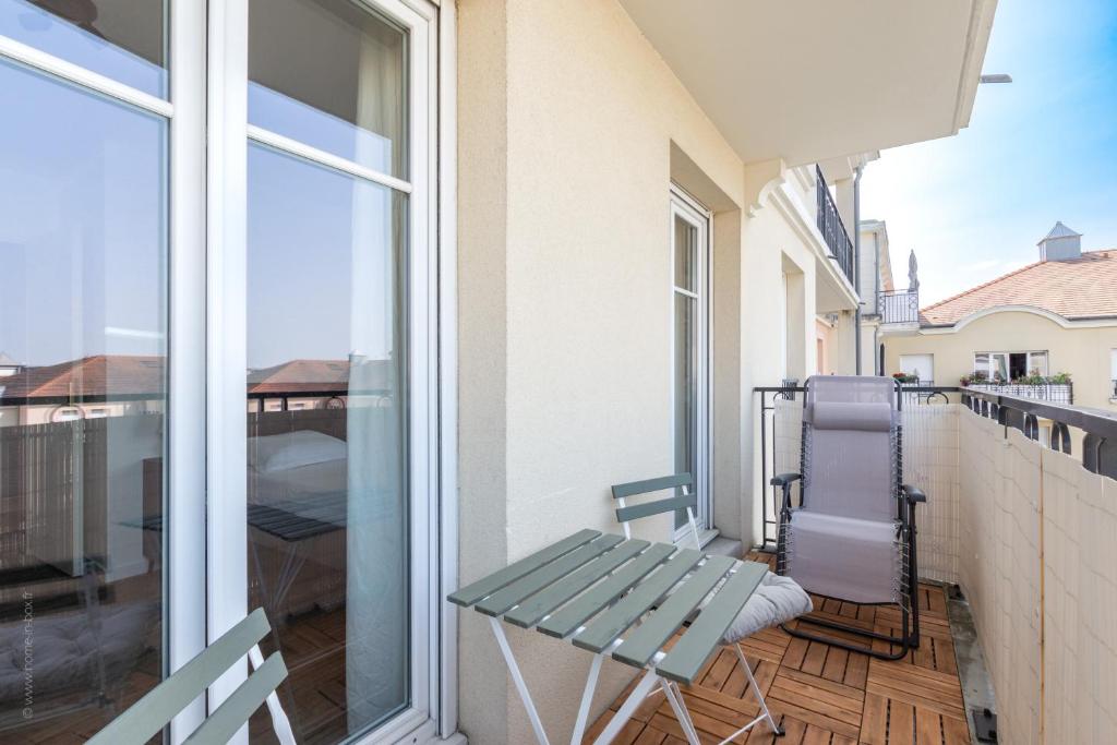 A balcony or terrace at Studio cosy, 4Pers, wifi, proche Disney, Parking - Fairytale Factory