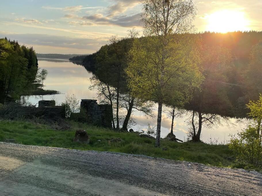 ハルデンにあるTrivelig nyoppusset hus ved femsjøen.の夕日を眺める水の景色