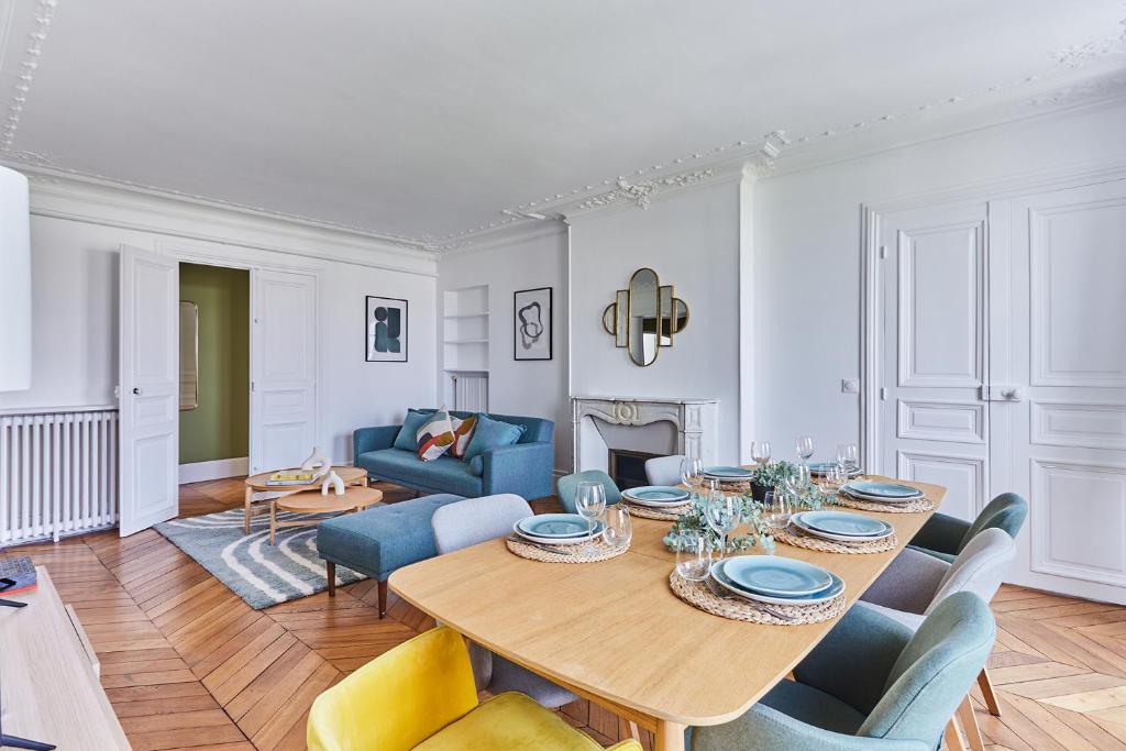 een woonkamer met een tafel en een bank bij Apartment Bastille by Studio prestige in Parijs