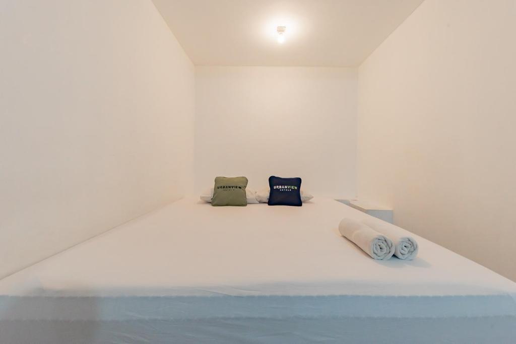 Postel nebo postele na pokoji v ubytování Urbanview Hotel 99 Syariah Banjarbaru by RedDoorz