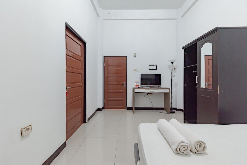 TV a/nebo společenská místnost v ubytování Urbanview Hotel 99 Syariah Banjarbaru by RedDoorz