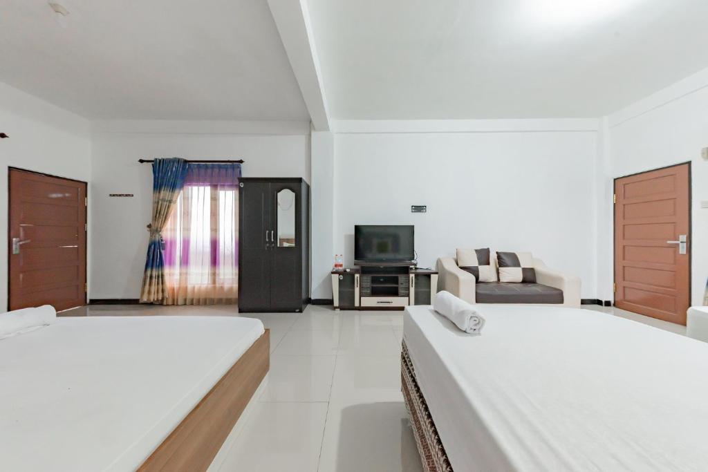 Postel nebo postele na pokoji v ubytování Urbanview Hotel 99 Syariah Banjarbaru by RedDoorz