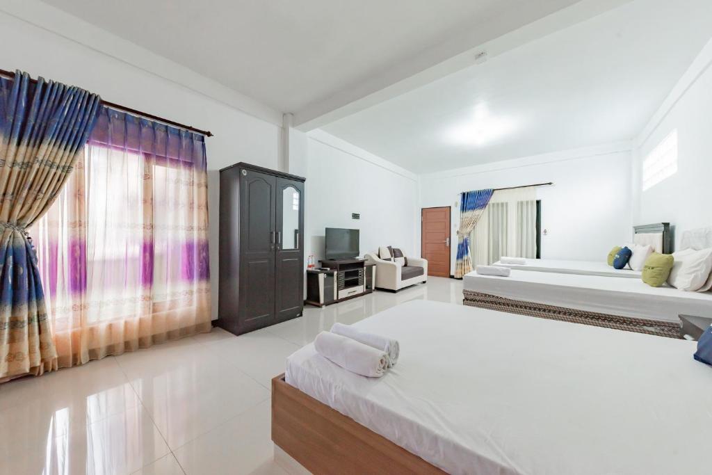 Postel nebo postele na pokoji v ubytování Urbanview Hotel 99 Syariah Banjarbaru by RedDoorz