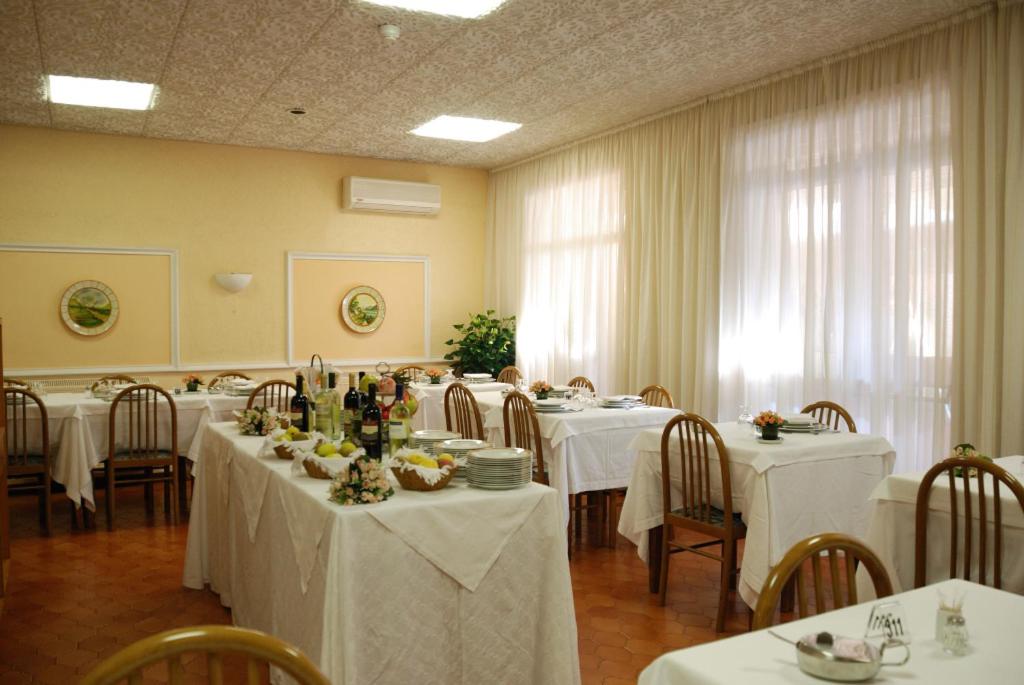 Restaurace v ubytování Hotel Iris Crillon