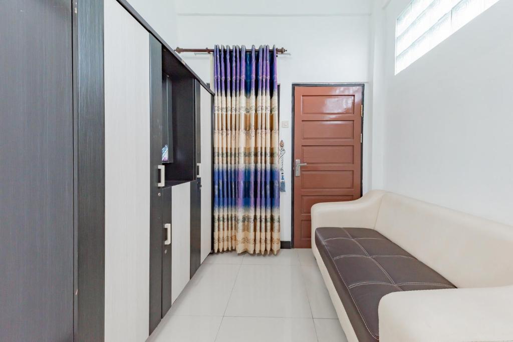 Postel nebo postele na pokoji v ubytování Urbanview Hotel 99 Syariah Banjarbaru by RedDoorz