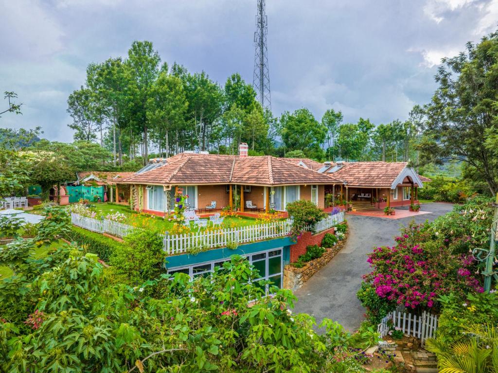 une image d'une maison avec un jardin dans l'établissement amã Stays & Trails Raven's Nest , Kotagiri, à Kotagiri
