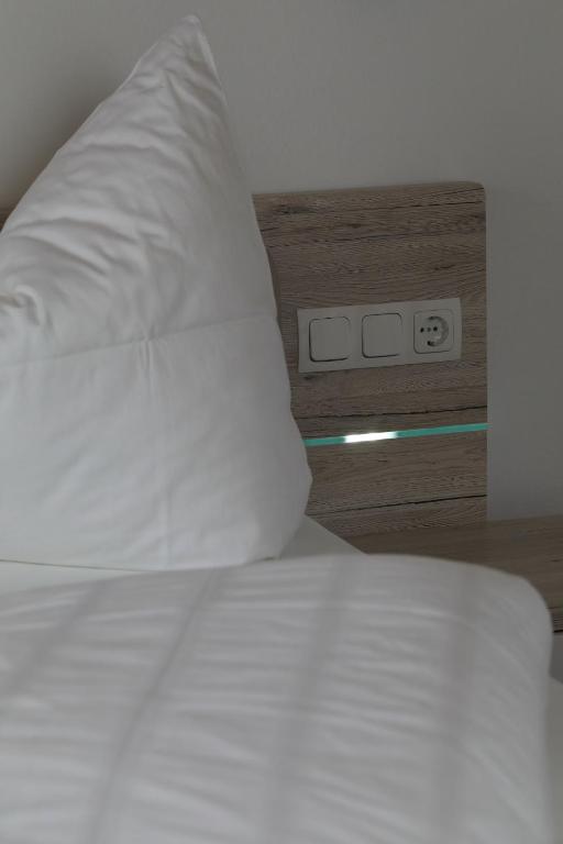 A bed or beds in a room at Frühstückspension Jagdhof