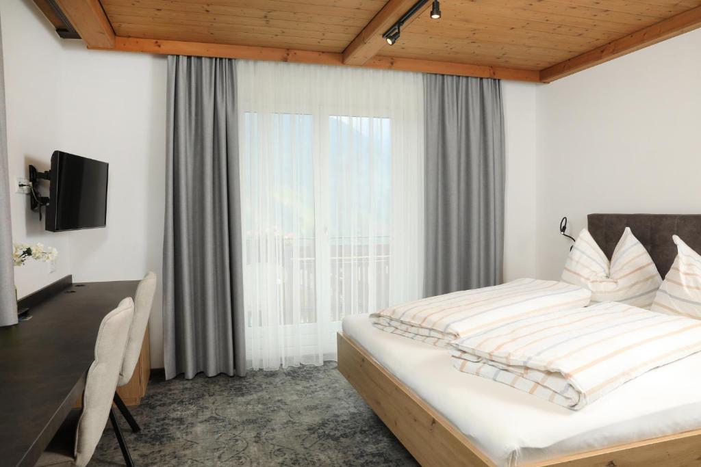 A bed or beds in a room at Frühstückspension Jagdhof