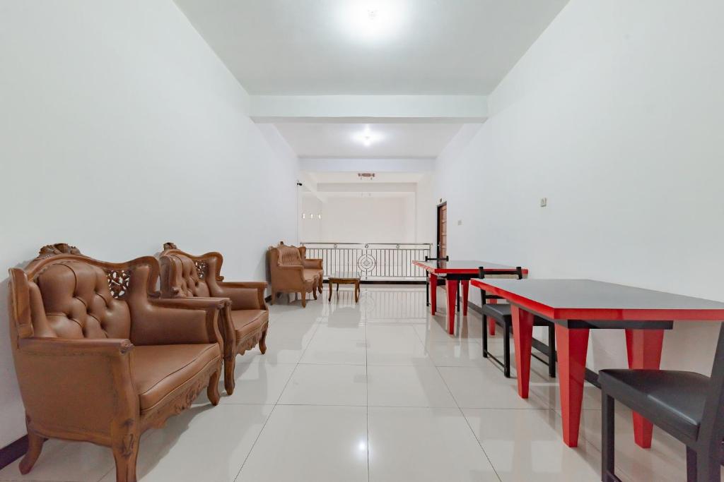 Posezení v ubytování Urbanview Hotel 99 Syariah Banjarbaru by RedDoorz