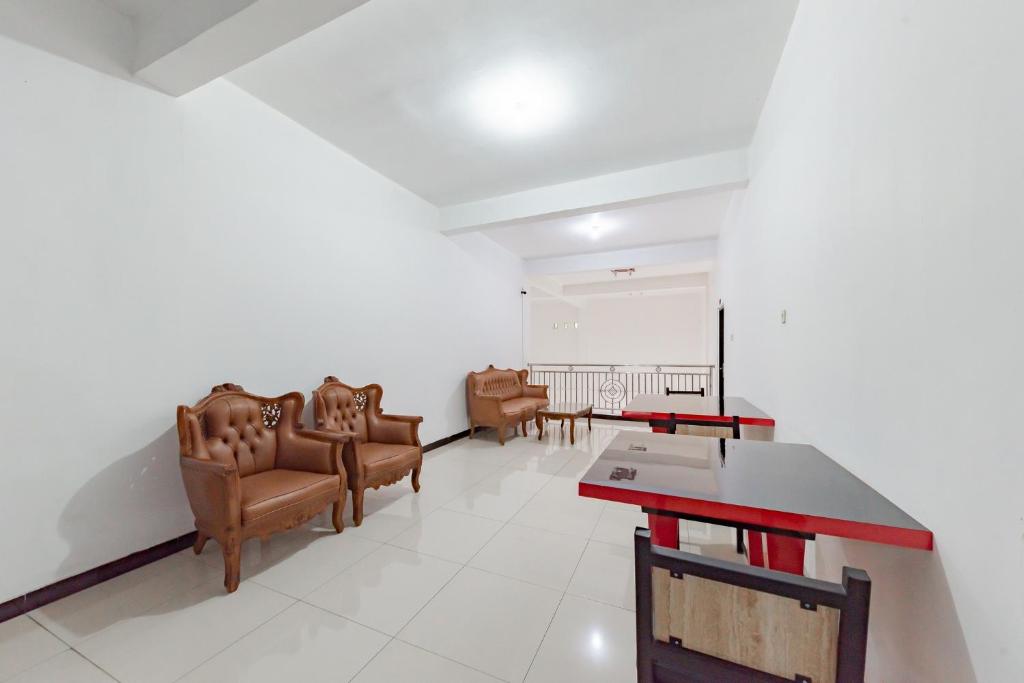 Posezení v ubytování Urbanview Hotel 99 Syariah Banjarbaru by RedDoorz