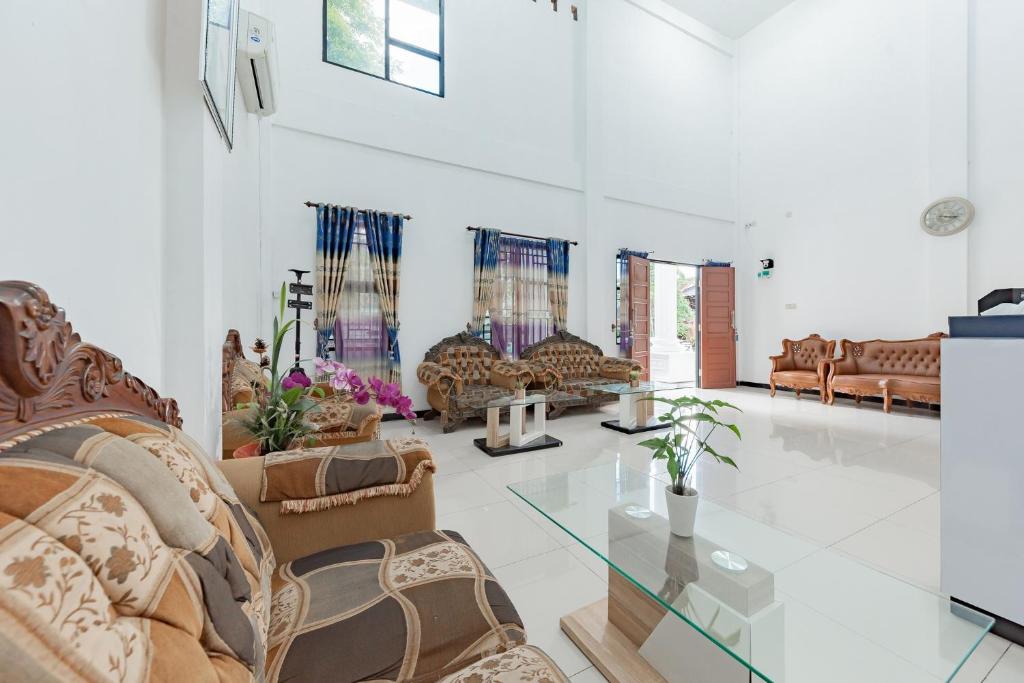 Posezení v ubytování Urbanview Hotel 99 Syariah Banjarbaru by RedDoorz