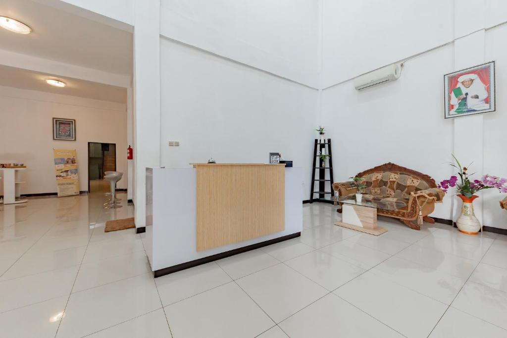 Vstupní hala nebo recepce v ubytování Urbanview Hotel 99 Syariah Banjarbaru by RedDoorz