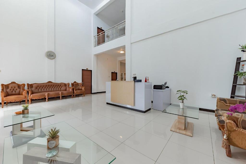 Posezení v ubytování Urbanview Hotel 99 Syariah Banjarbaru by RedDoorz