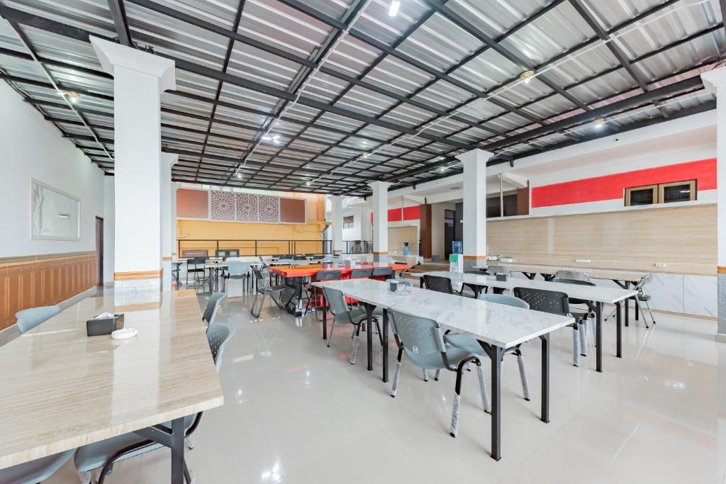 Restaurace v ubytování Urbanview Hotel 99 Syariah Banjarbaru by RedDoorz