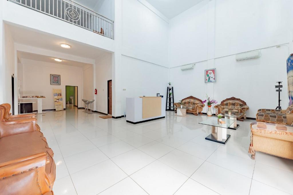 Posezení v ubytování Urbanview Hotel 99 Syariah Banjarbaru by RedDoorz