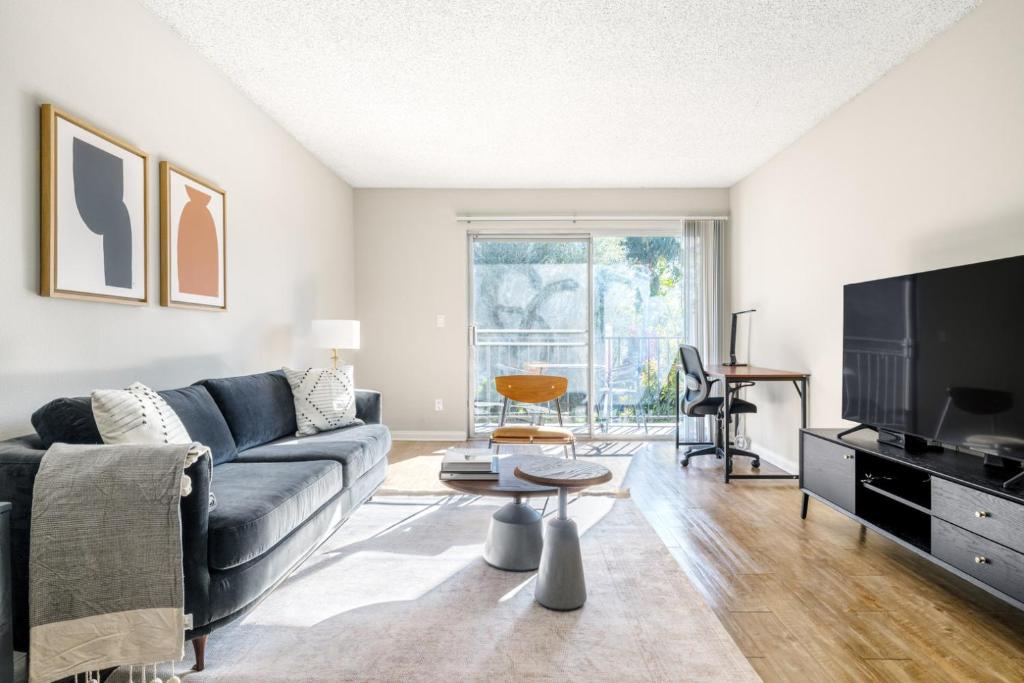 TV/trung tâm giải trí tại Glendale 1BR w Gym Pool walkable location LAX-422