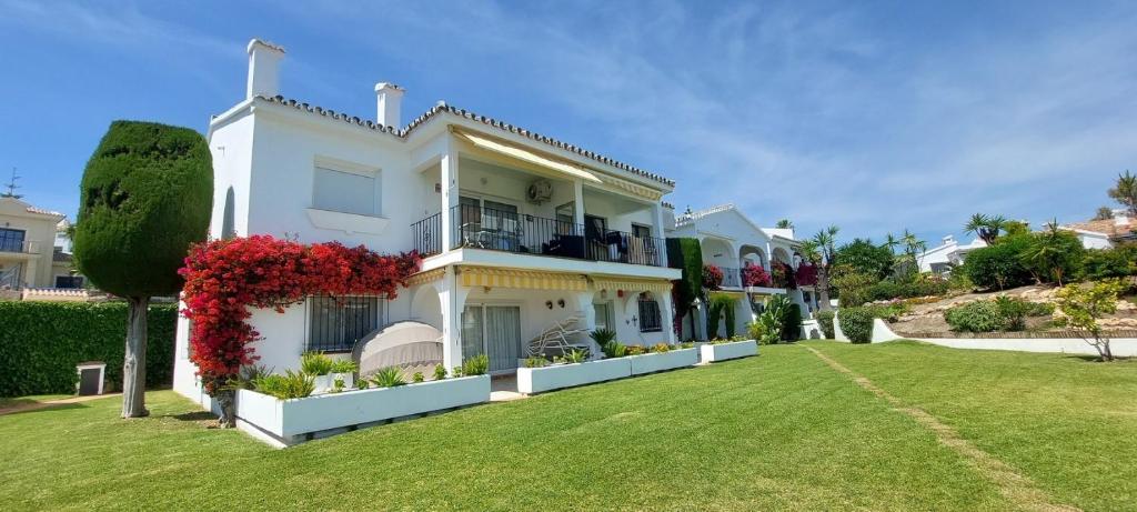 Penthouse - Sleeps 7 - Pool - Parking - Golf Club