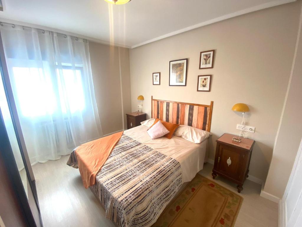 a bedroom with a bed and a window at Apartamento Centro Gijón Los Patos in Gijón