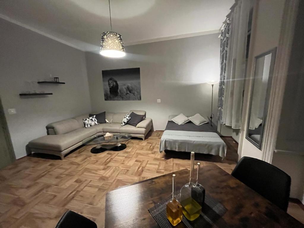 ein Wohnzimmer mit einem Sofa und einem Tisch in der Unterkunft Karlín Apartmán in Prag