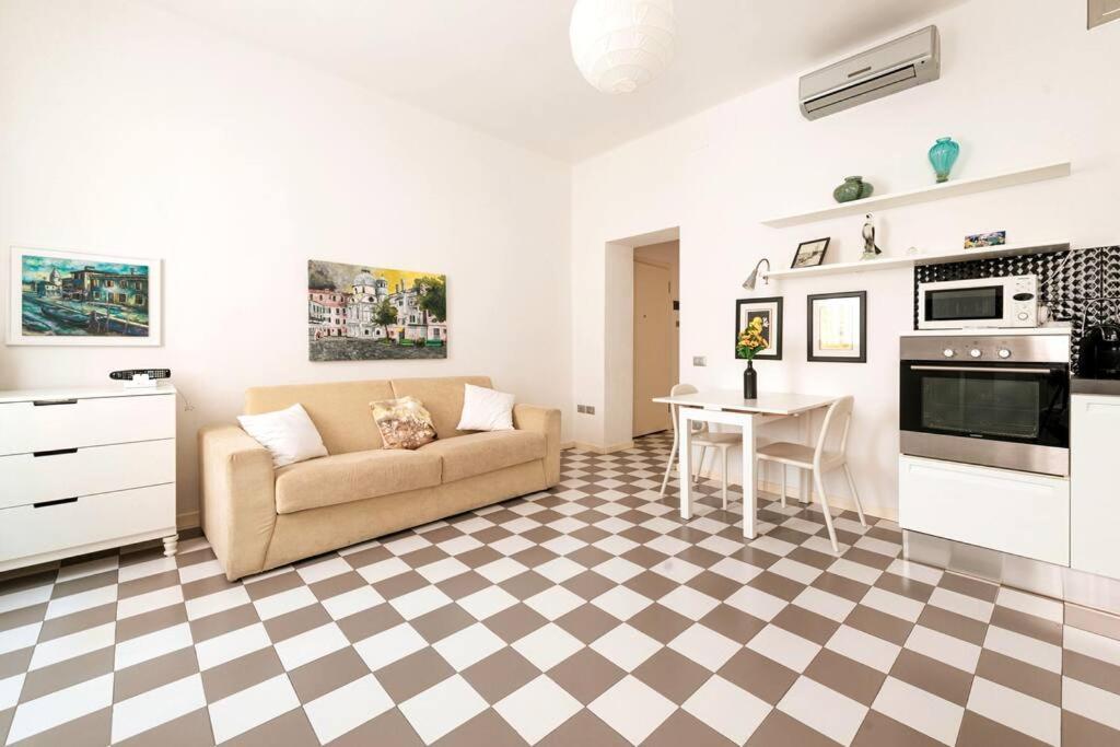 ein Wohnzimmer mit einem Sofa und einem Tisch in der Unterkunft Celestia Canal View renovated apartment in Venedig