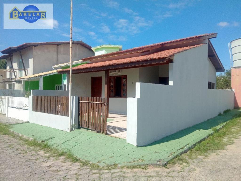 een klein wit huis met een rood dak bij Casa 2 dormitórios e garagem. in Florianópolis