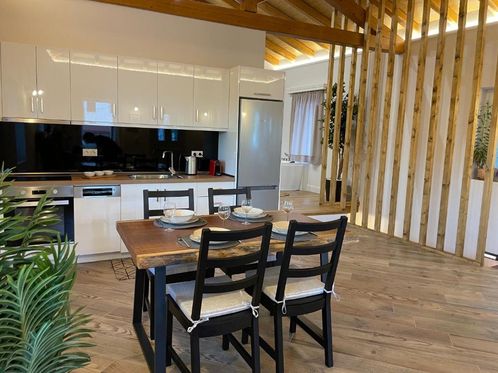 Kuchyň nebo kuchyňský kout v ubytování Goninos Jacuzzi Suite