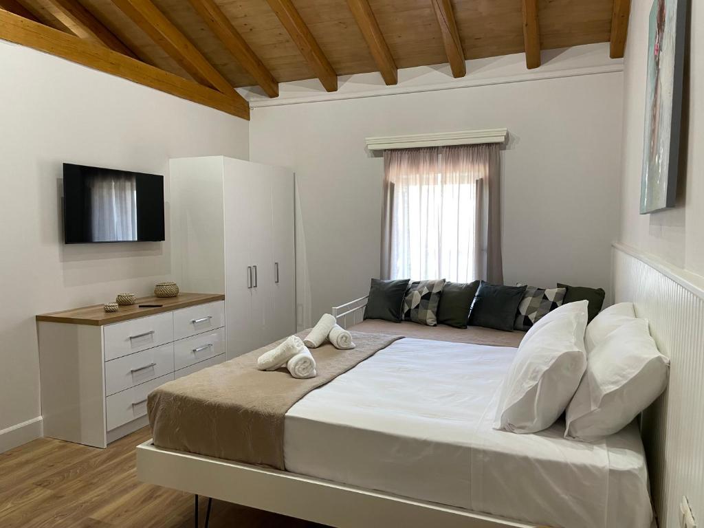 Postel nebo postele na pokoji v ubytování Goninos Jacuzzi Suite