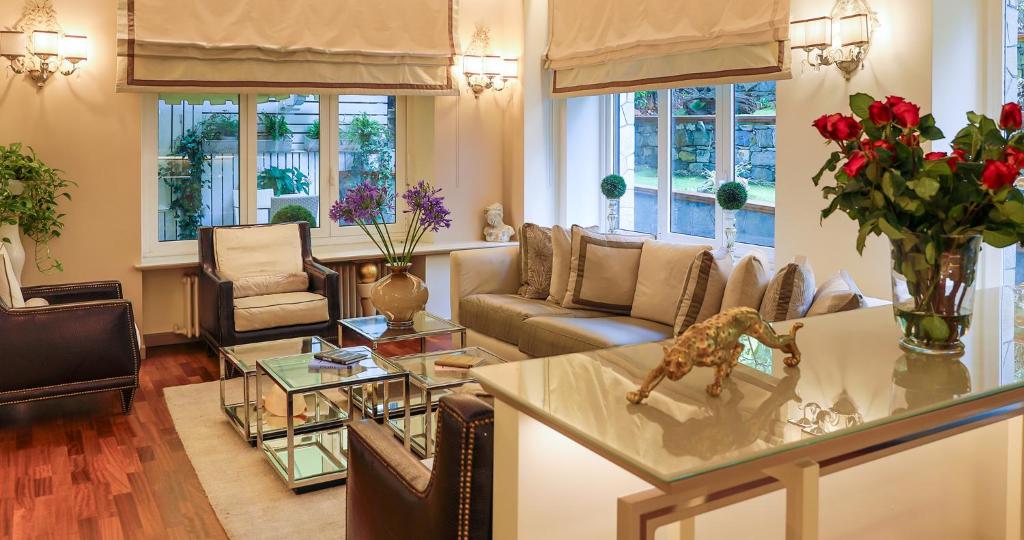 a living room with a couch and a table at Hotel Tigullio Et De Milan in Santa Margherita Ligure