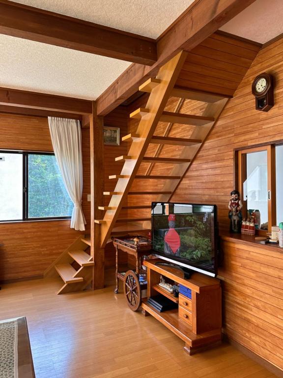 TV a/nebo společenská místnost v ubytování FLYING HOUSE