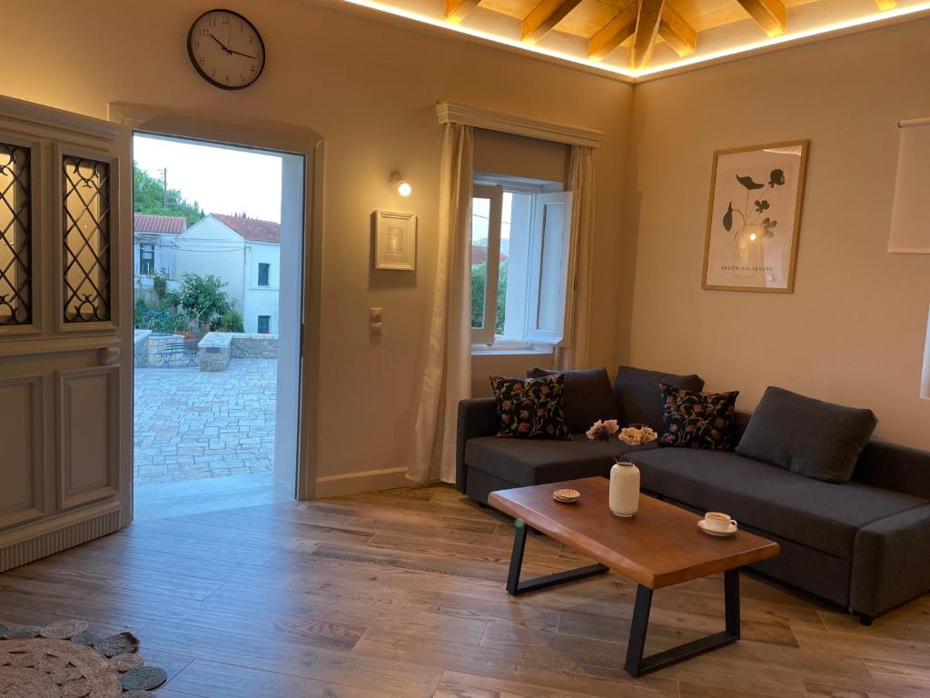 Posezení v ubytování Goninos Jacuzzi Suite