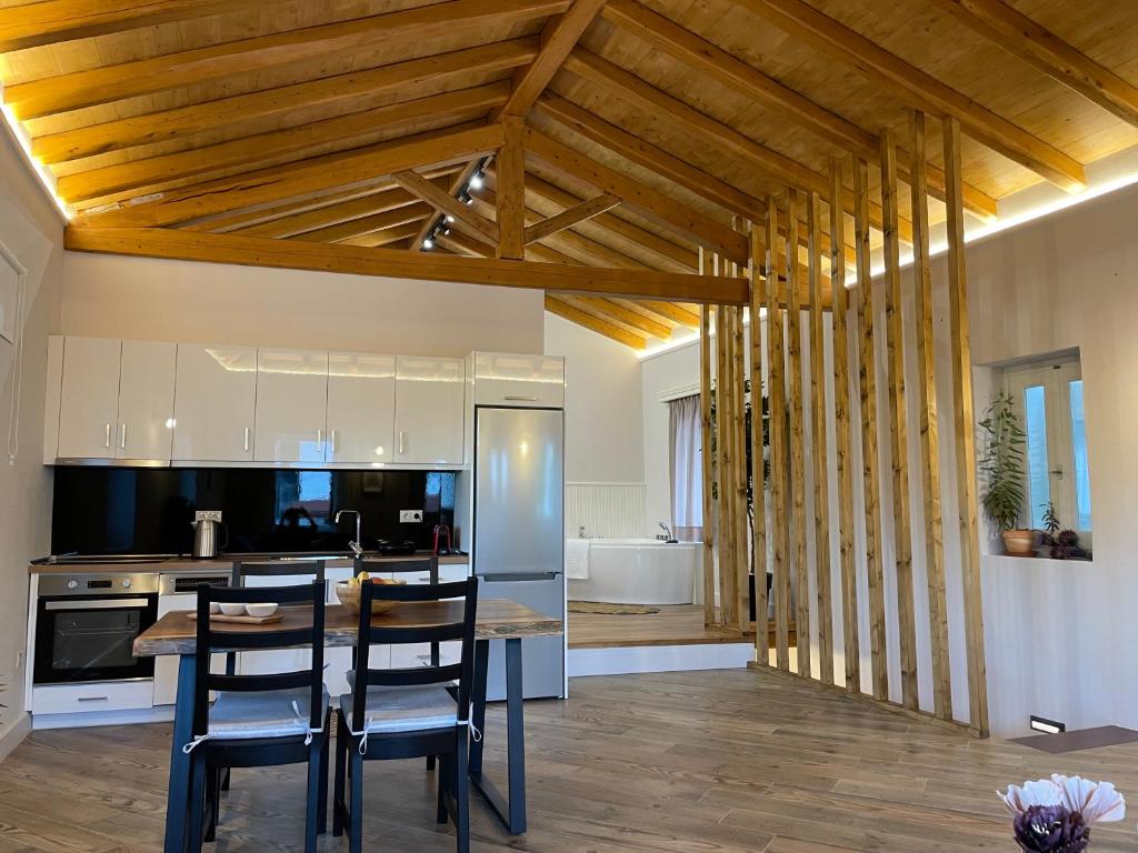 Kuchyň nebo kuchyňský kout v ubytování Goninos Jacuzzi Suite