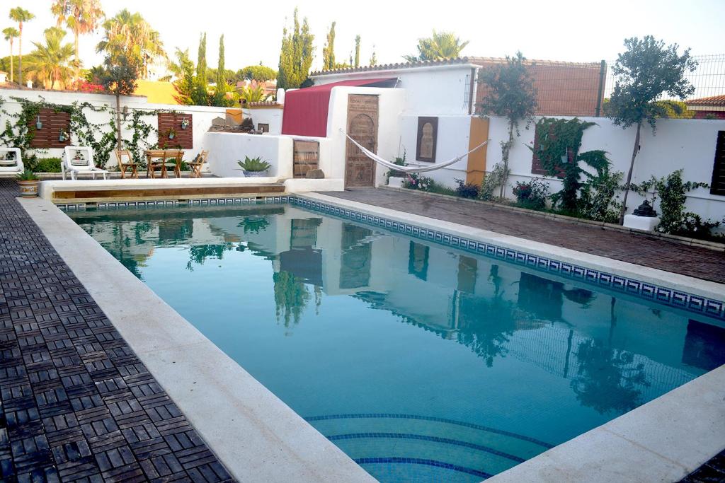 uma piscina em frente a uma casa em Chalets en Sancti Petri em Novo Sancti Petri