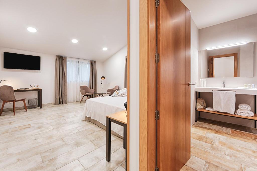 Televízia a/alebo spoločenská miestnosť v ubytovaní Hotel rural La Tejera