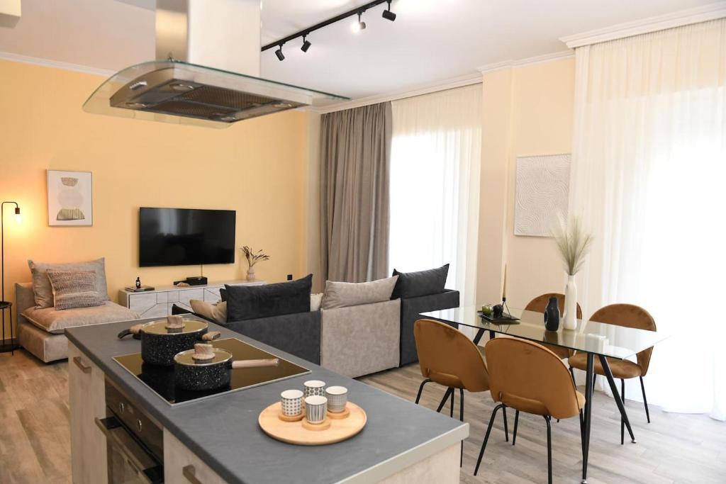 een woonkamer met een bank en een tafel bij Konstantina Apartment in Athene
