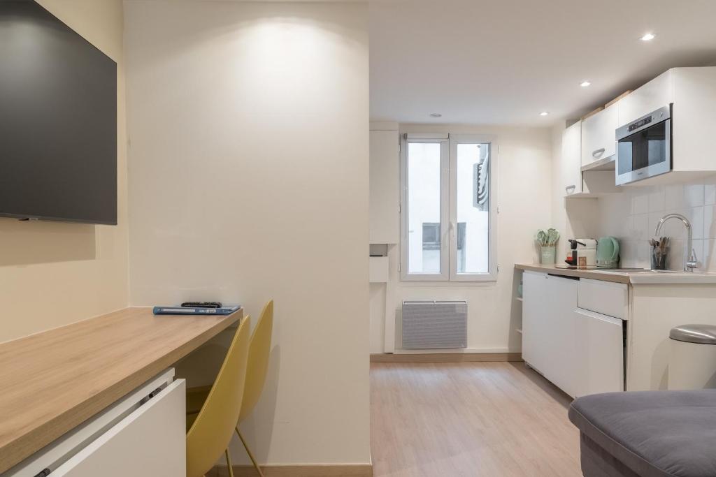 Kuchyňa alebo kuchynka v ubytovaní Lavie Maison Parisian Aircon Gem