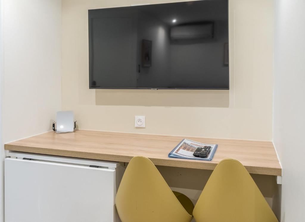 Televízia a/alebo spoločenská miestnosť v ubytovaní Lavie Maison Parisian Aircon Gem