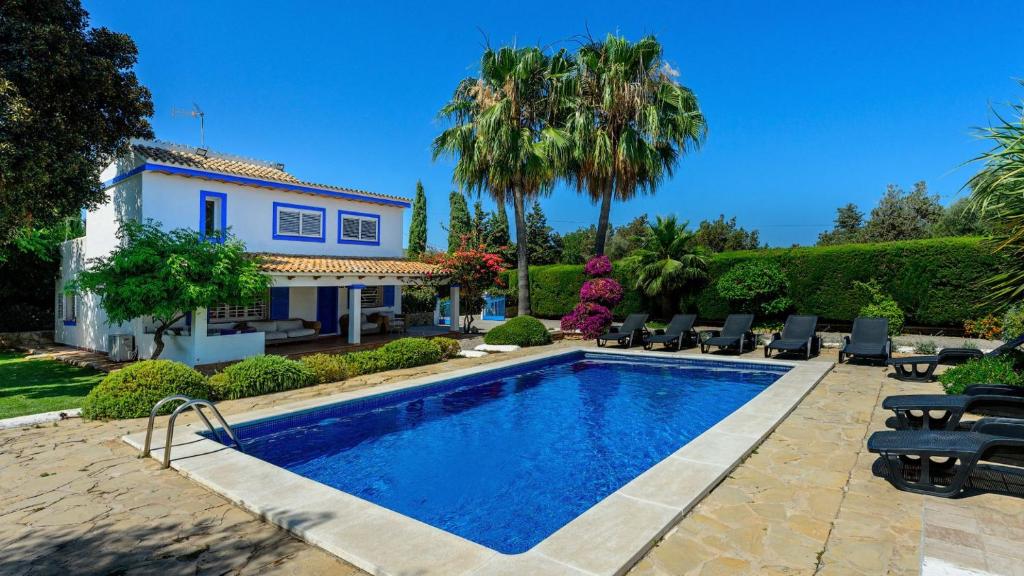 una piscina frente a una casa en Can Anadï, en Sant Jordi